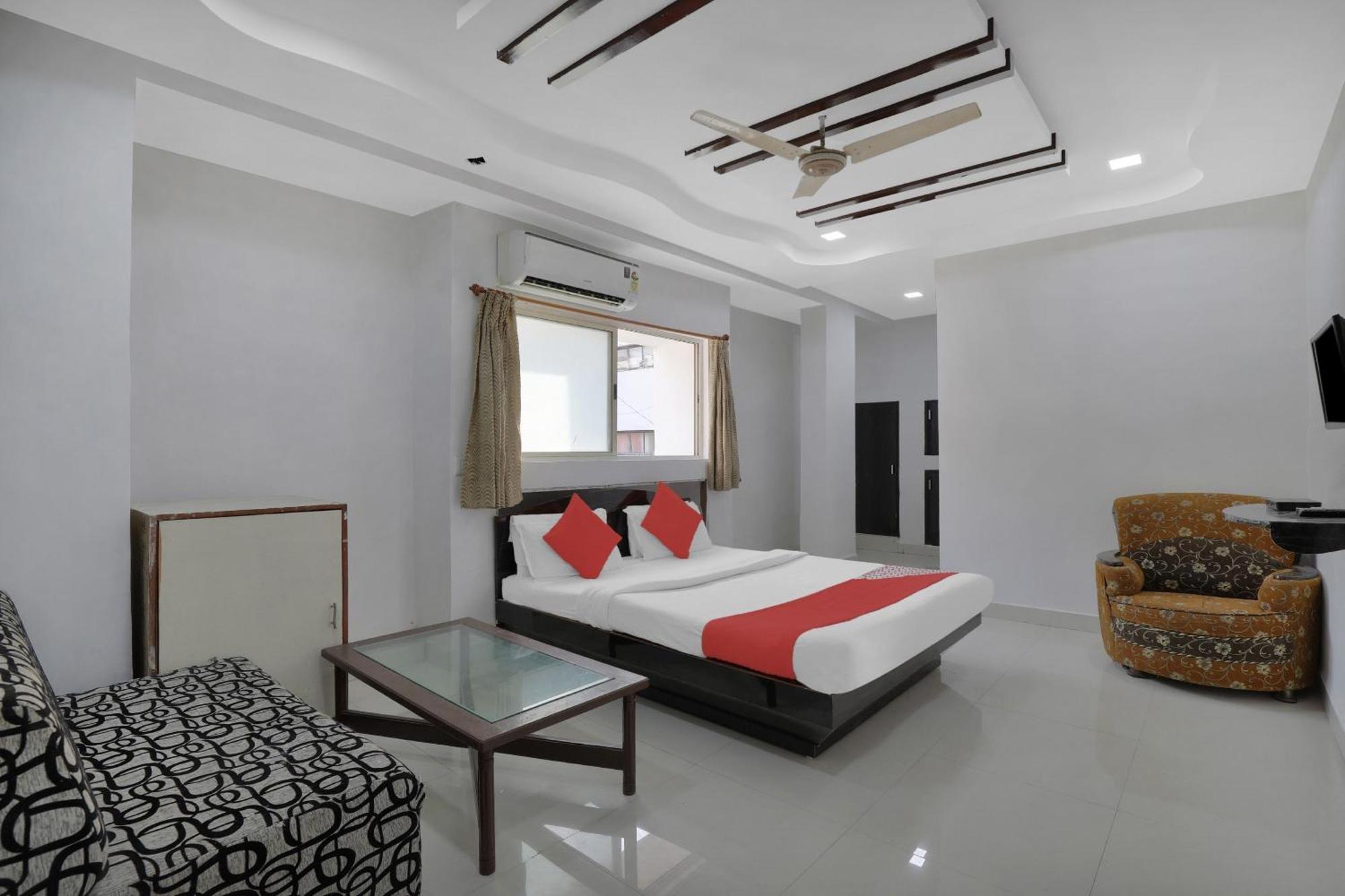 Hotel O Rudra Palace أحمد أباد المظهر الخارجي الصورة