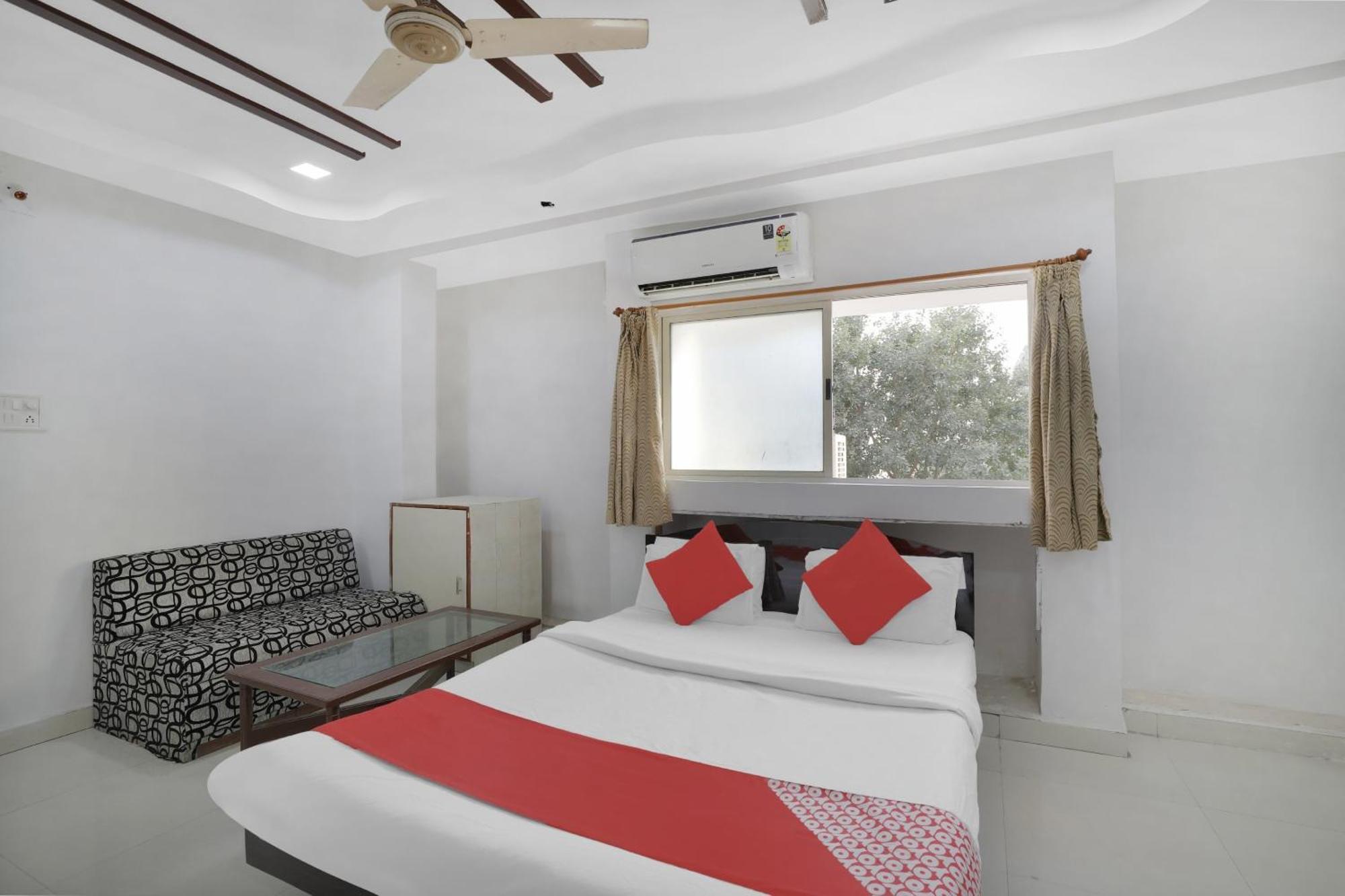 Hotel O Rudra Palace أحمد أباد المظهر الخارجي الصورة